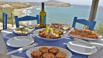 Petit déjeuner, déjeuner et dßner servis sur place, vue sur la plage