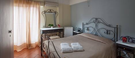 Doppel- oder Zweibettzimmer, eigenes Bad | Minibar, Bügeleisen/Bügelbrett, kostenloses WLAN, Bettwäsche