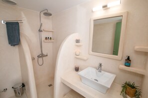 Deluxe Apartment | Bathroom