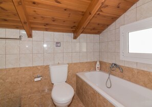 Apartment, 2 Bedrooms (II) | Bathroom | Bathtub, free toiletries, hair dryer - Albero Pool Apartments (Zakynthos)