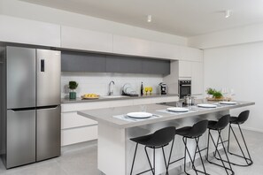 Leilighet, 4 soverom, balkong | Eget kjøkken | Kjøleskap, mikrobølgeovn, ovn og kokeplater