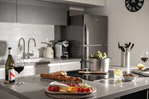 Apartment, 2 Bedrooms, Balcony | Private kitchen | Full-size fridge, microwave, oven, stovetop - master Shenkin (Tel Aviv)