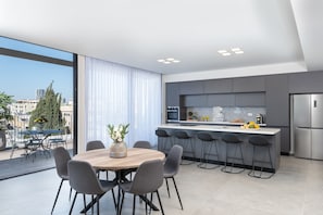 Superior-Penthouse, 4 Schlafzimmer, Terrasse, Stadtblick | Wohnbereich | 43-Zoll-Smart-TV mit Satellitenempfang, Fernseher