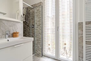 Superior Double Room, Ensuite | Bathroom - B&B Le Magnolie (Faggeto Lario)