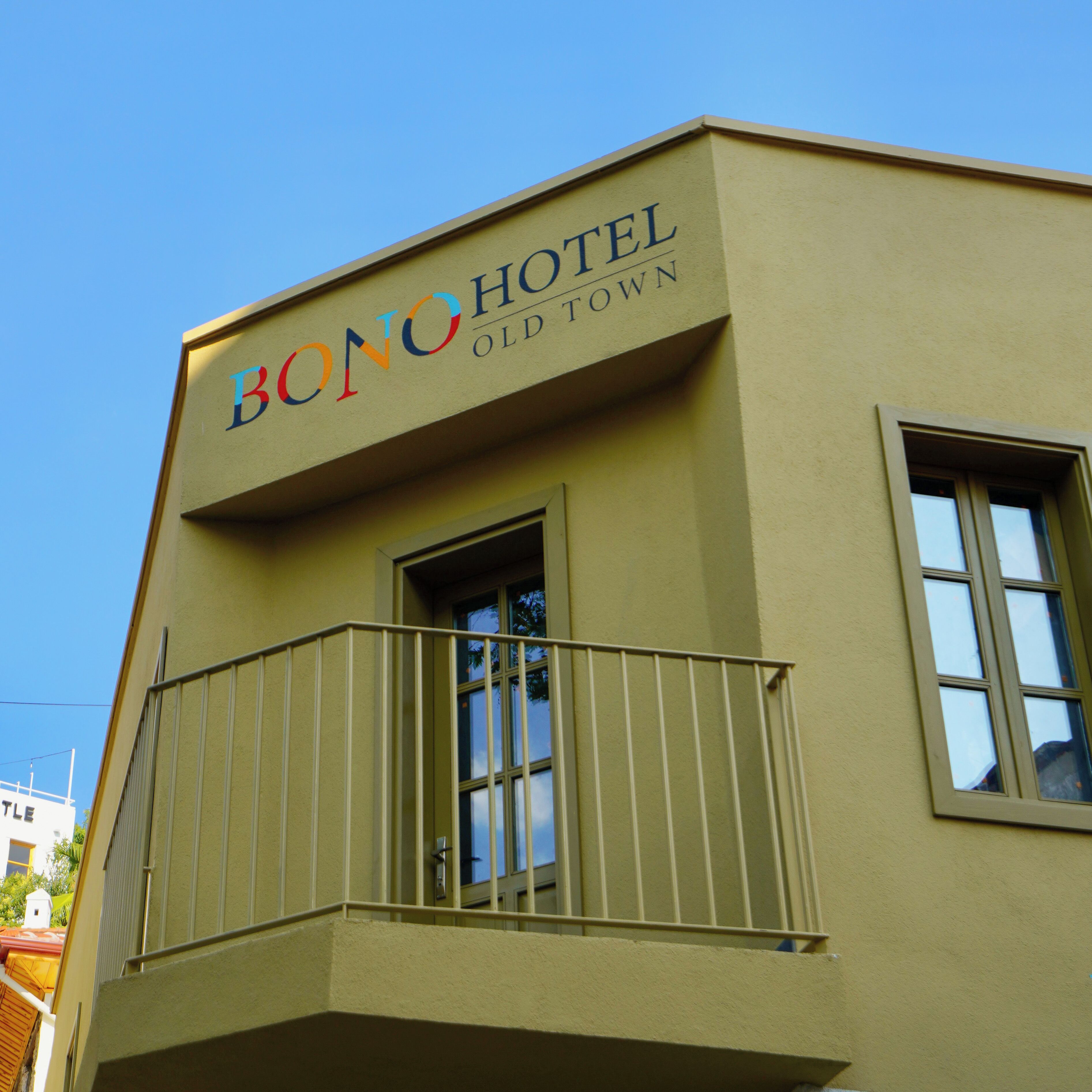 A building with a sign that reads "BONOHOTEL OLD TOWN."