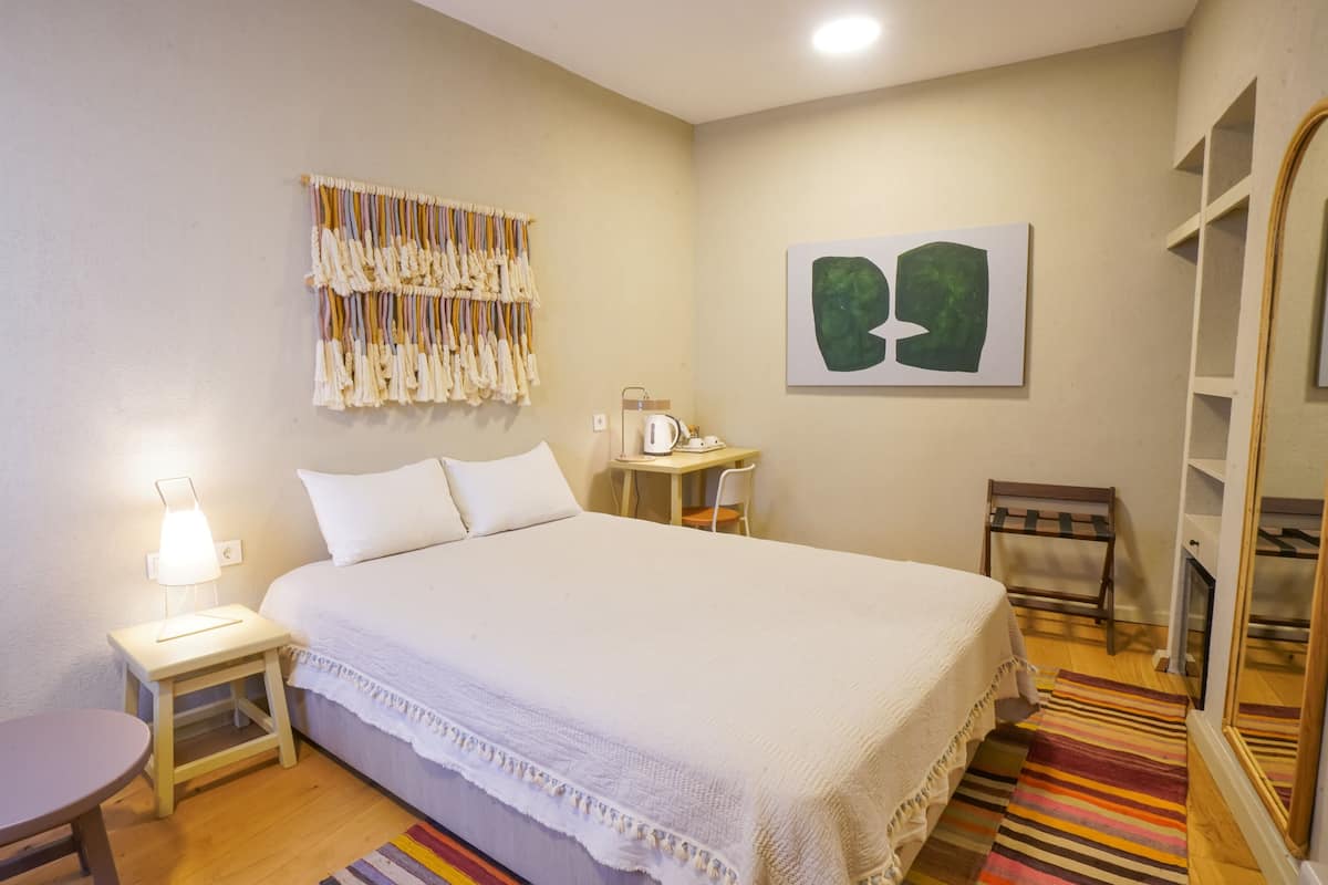 Kahden hengen perushuone | 1 makuuhuone, ylelliset vuodevaatteet, yksilöllisesti sisustettu