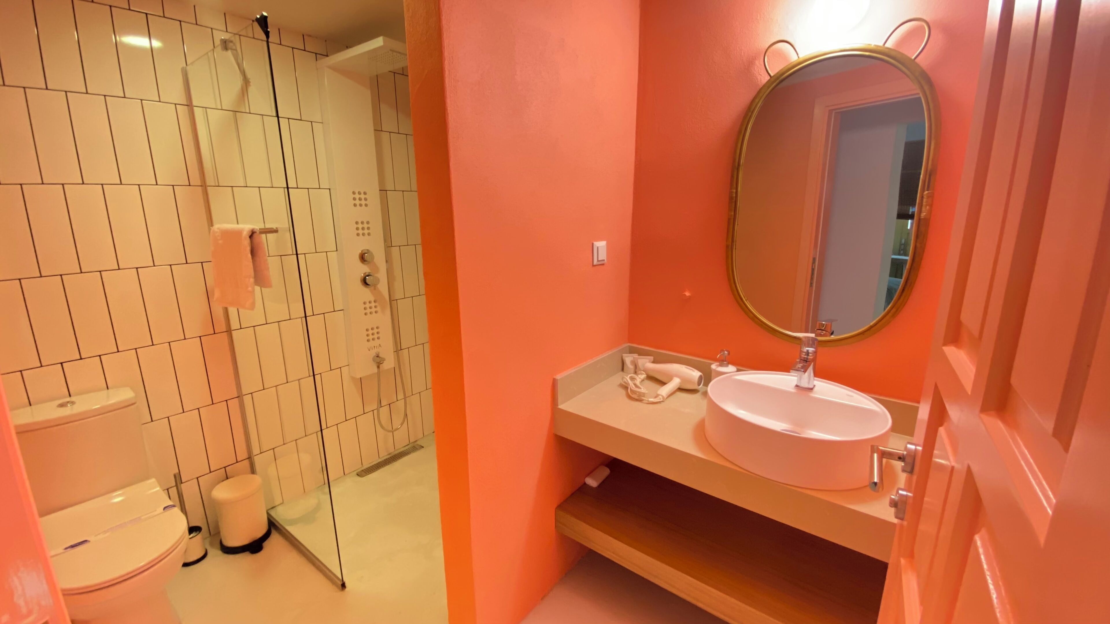 Un baño con ducha, inodoro y lavabo.