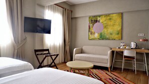 Habitació amb dos llits individuals Deluxe, diversos llits | Sala d'estar | Televisor de pantalla plana, Netflix i serveis de streaming 