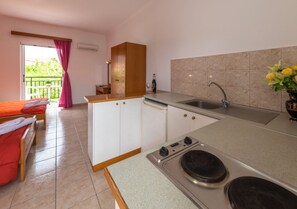 Fridge, oven, stovetop, cookware/dishes/utensils - Anthi Family Complex (Zakynthos)