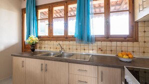 Tủ lạnh, lò nướng, bếp nấu, dụng cụ nấu nướng/bát dĩa/dao nĩa 