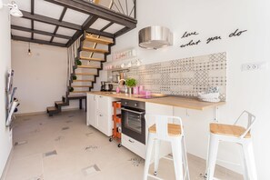 Leilighet – design, terrasse | Eget kjøkken | Ovn, kokeplater, kaffetrakter/tekoker og vannkoker