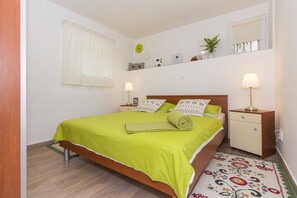 Desk, laptop workspace, blackout curtains, soundproofing - Apartment Shiny Love (Split)