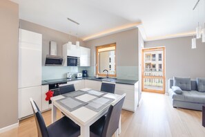 Estudio (96C/11) | Cocineta privada | Refrigerador, horno, parrilla de estufa y lavavajillas 