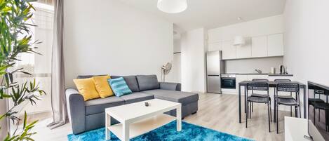 Lägenhet (96C/44) | Vardagsrum | Platt-tv