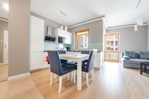 Studio (96C/11) | Essbereich im Zimmer