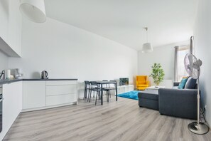 Apartment (96C/44) | Wohnbereich | Flachbildfernseher