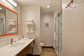 开间, 1 张特大床, 冰箱和微波炉 (Wet bar) | 高档床上用品、办公桌、遮光窗帘、熨斗/熨衣板