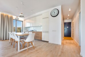 Apartment (9B/22) | Private kitchenette | Fridge, stovetop, electric kettle, cookware/dishes/utensils - Apartamenty Sun & Snow Nadmorze (Gdansk)