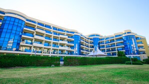 A modern hotel with multiple balconies and a central atrium. - Aparthotel Marina Holiday Club & Spa (Pomorie)