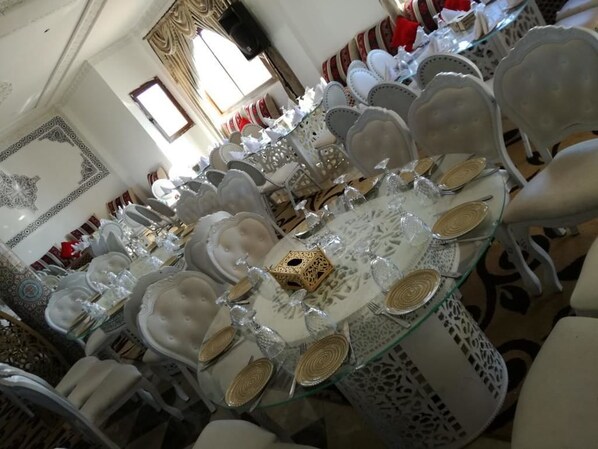 Breakfast, lunch, dinner served; local and international cuisine  - Hotel Resturant Arij (Amersid)