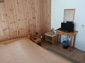 Classic Double Room | Minibar, desk, blackout drapes, soundproofing - Hotel Hajnal (Mezokövesd)