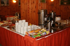 朝食 (ビュッフェ)、毎日提供 (無料)