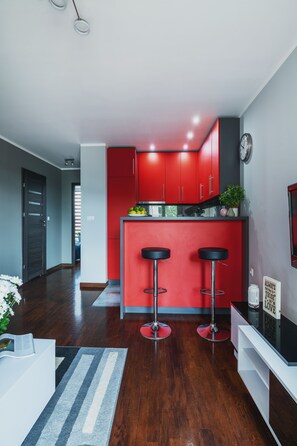 Business Apartment | Private kitchenette | Fridge, oven, stovetop, electric kettle - P&O Apartments Obozowa 2 (Warsaw)