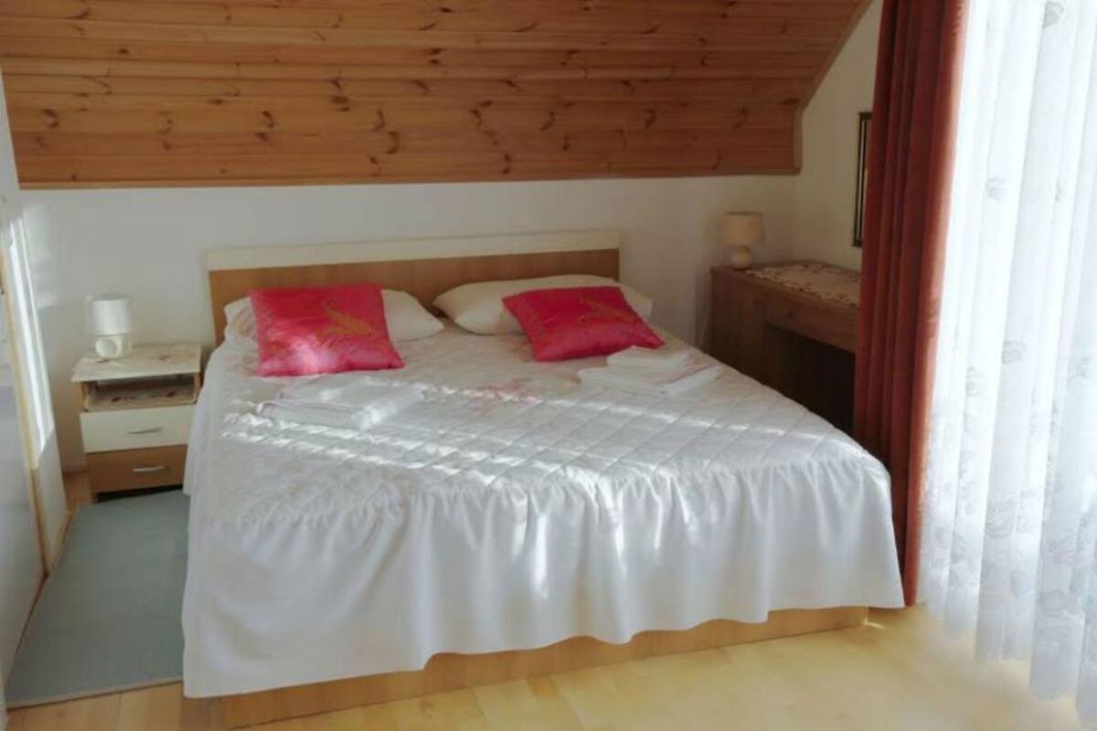 Desk, free WiFi, bed sheets