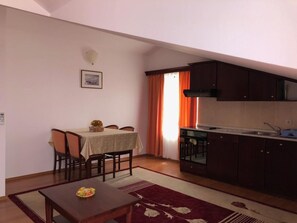 Apartamento, vistas al mar | Zona de estar | Una televisión de pantalla plana