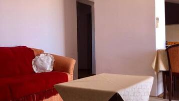 Apartment, 2 Schlafzimmer | Wohnbereich | Flachbildfernseher