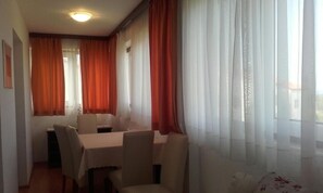 Apartamento, 2 habitaciones | Zona de estar | Una televisión de pantalla plana