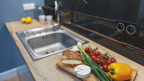 Business Apartment | Private kitchenette | Full-size fridge, microwave, stovetop, dishwasher