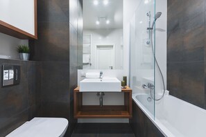 Appartement Affaires | Salle de bain | Ensemble douche/baignoire, sèche-cheveux, serviettes fournies