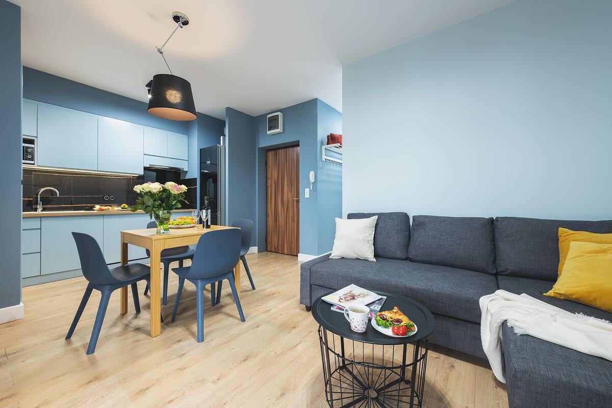 Business Apartment | Living area | Flat-screen TV