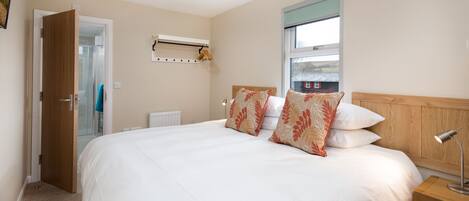 Kamer, 1 twee- of 2 eenpersoonsbedden | Een bureau, een laptopwerkplek, gratis wifi, beddengoed