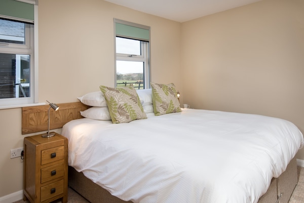 Double or Twin Room, Accessible | Desk, laptop workspace, free WiFi, bed sheets