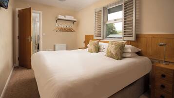 Desk, laptop workspace, WiFi (free), bed sheets
