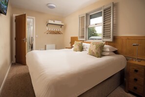 Desk, laptop workspace, free WiFi, bed sheets - Brown Rigg Guest Rooms (Hexham)