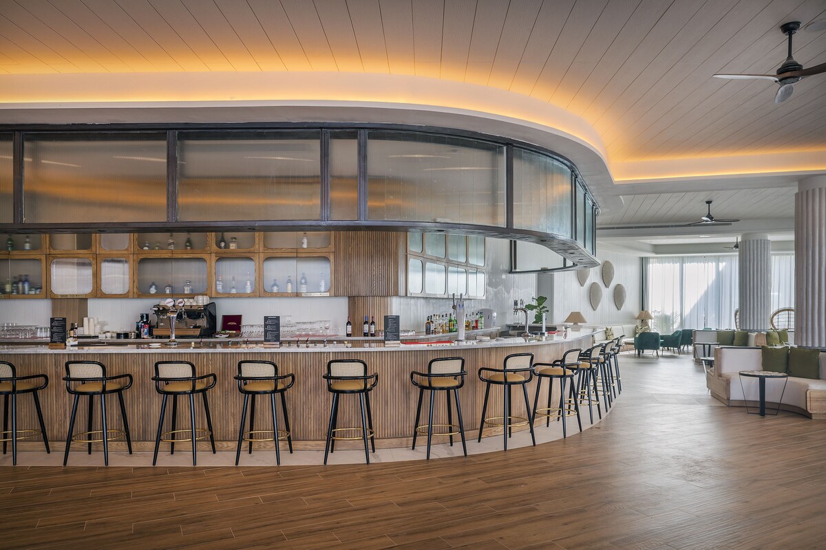 8 bars/lounges, swim-up bar, poolside bar, beach bar