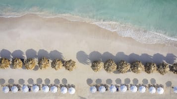 Praia particular, areia branca, barracas de praia (sobretaxa)
