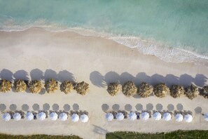 Platja privada, platja de sorra blanca i cabanes de platja 