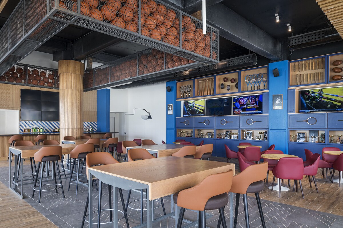 8 bars/lounges, swim-up bar, poolside bar, beach bar