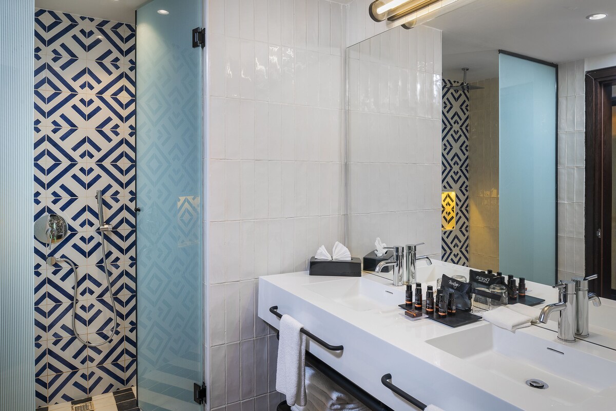 Shower, hydromassage showerhead, free toiletries, hair dryer