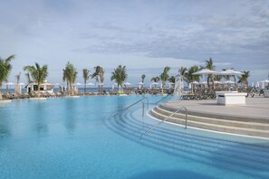 2 piscinas al aire libre, camas de piscina con cargo, sombrillas