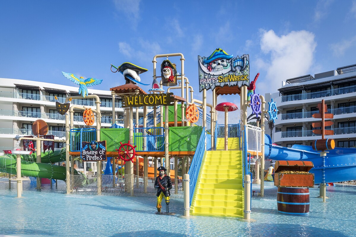 Outdoor pool, open 8:00 AM to 6:00 PM, cabanas (surcharge)