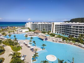 2 室外游泳池，08:00 至 18:00 开放，收费帐篷屋，池畔遮阳伞