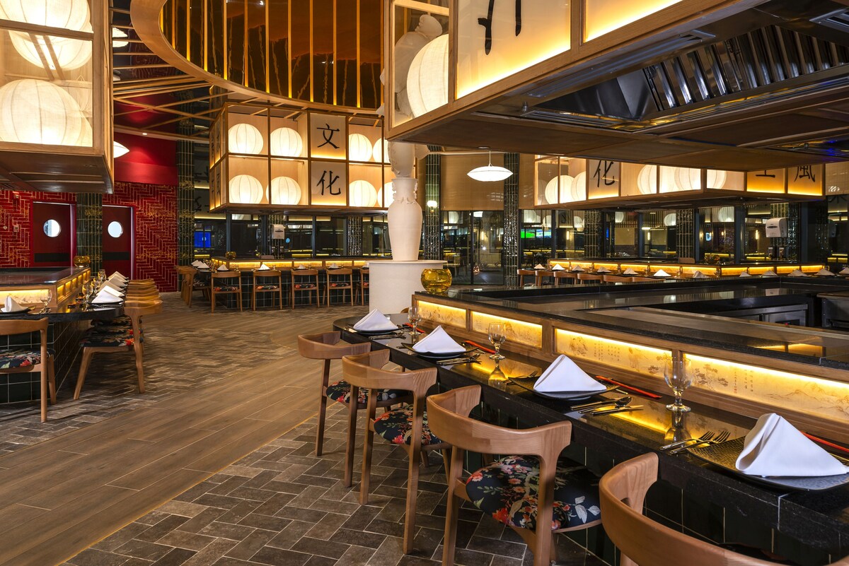 8 restaurants, breakfast served