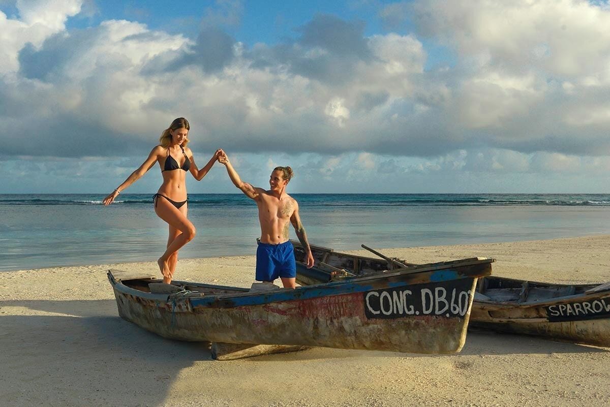 Playa privada, playa de arena blanca y camas de playa (con cargo) 