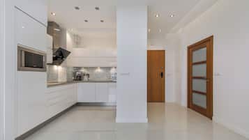 Refrigerador, placa de cocina, utensilios de cocina