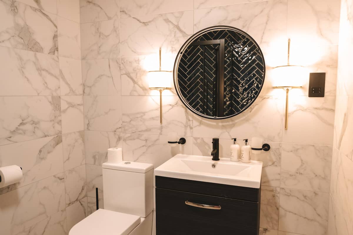 reidhaven room (located in hotel annexe) | bathroom | hair dryer, towels